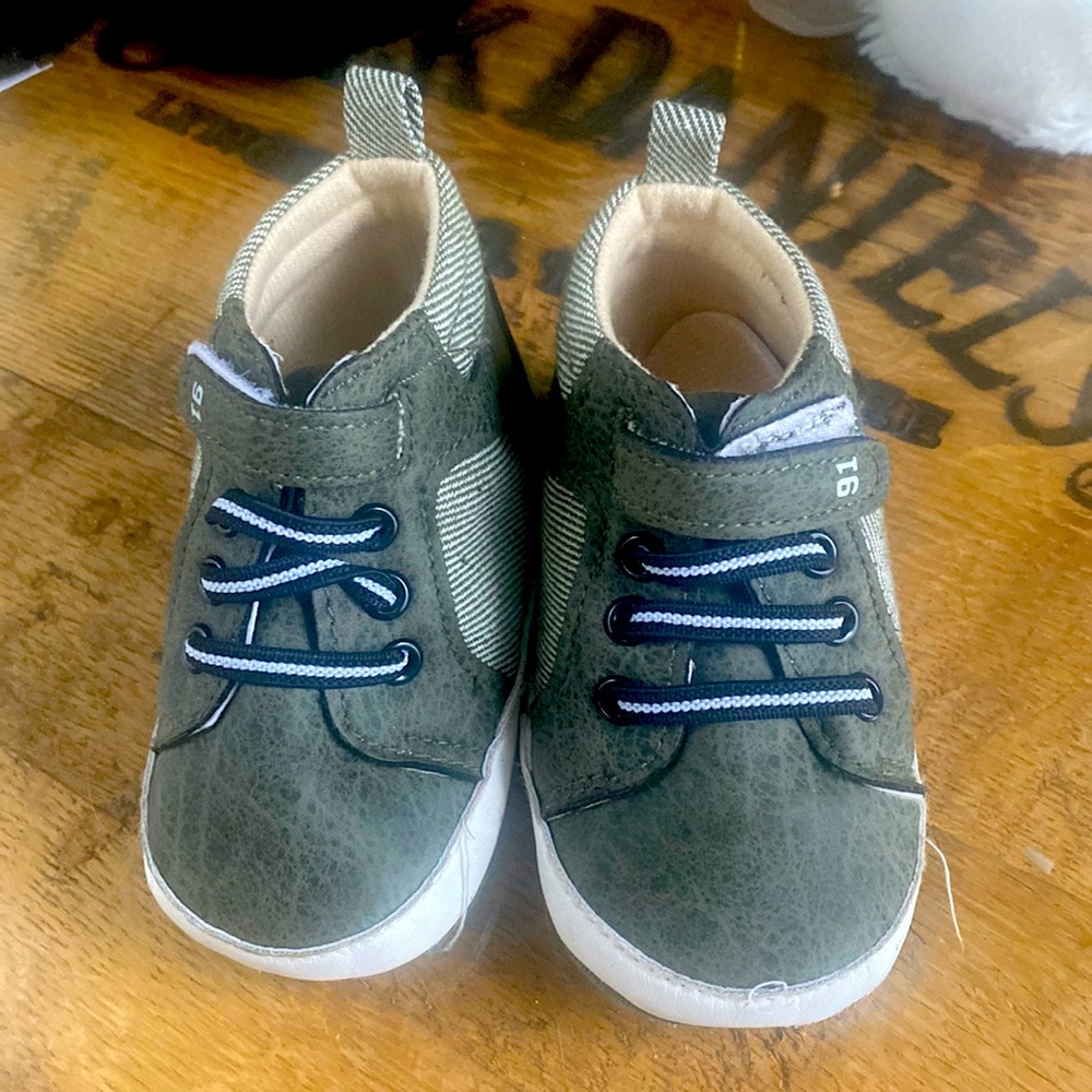 Size 13 like brand new army green baby shoes